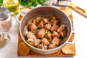 Тушеная говядина с вялеными помидорами