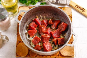 Тушеная говядина с вялеными помидорами