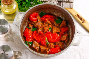 Тушеная говядина с вялеными помидорами