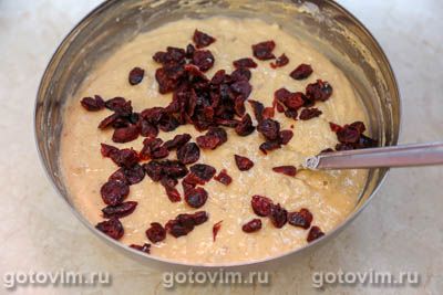 Тыквенный кекс с корицей, вяленой клюквой и орехами