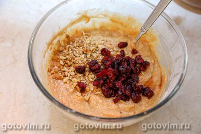 Бананово-морковный кекс с вяленой клюквой и орехами