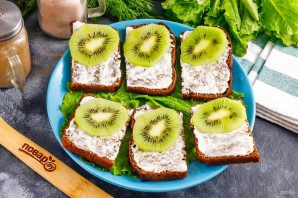 Бутерброды с красной рыбой и киви
