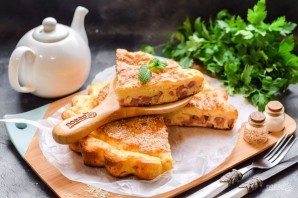 Быстрый пирог с колбасой