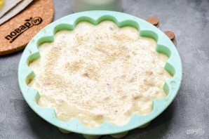 Быстрый пирог с колбасой