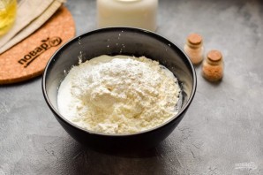 Быстрый пирог с колбасой