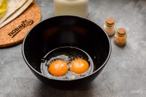 Быстрый пирог с колбасой