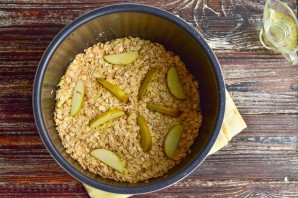 Диетическая шарлотка с яблоками в мультиварке