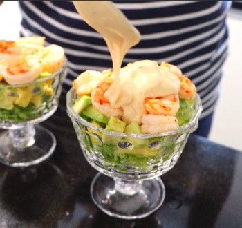 Испанская свекровь готовит салат с креветками и авокадо // Наш семейный испанский рецепт