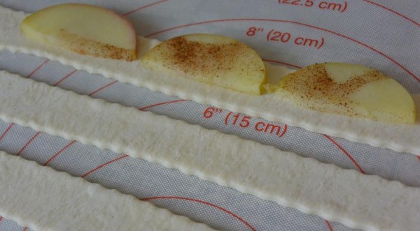 Яблочные розочки из слоёного теста, пошаговый рецепт с фото