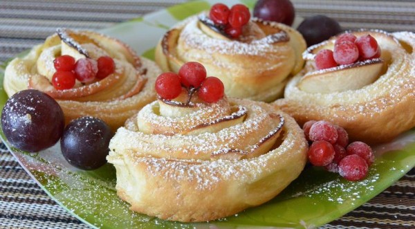 Яблочные розочки из слоёного теста, пошаговый рецепт с фото