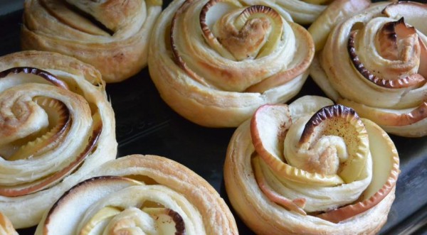 Яблочные розочки из слоёного теста, пошаговый рецепт с фото