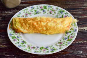 Яичный рулет с сыром и морковью Яичный рулет с сыром и морковью