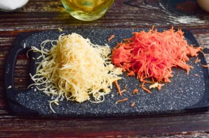 Яичный рулет с сыром и морковью Яичный рулет с сыром и морковью