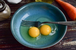 Яичный рулет с сыром и морковью