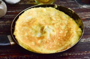 Яичный рулет с сыром и морковью