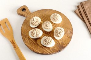 Яйца фаршированные печенью минтая