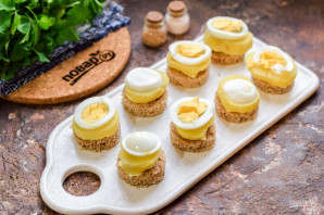 Канапе с килькой и яйцом Канапе с килькой и яйцом