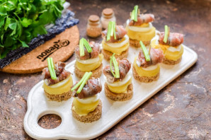 Канапе с килькой и яйцом Канапе с килькой и яйцом
