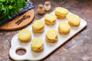 Канапе с килькой и яйцом Канапе с килькой и яйцом