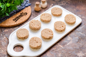 Канапе с килькой и яйцом Канапе с килькой и яйцом