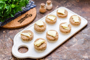 Канапе с килькой и яйцом Канапе с килькой и яйцом