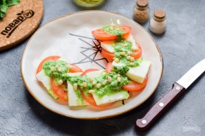 "Капрезе" с соусом песто