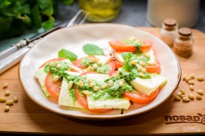 "Капрезе" с соусом песто