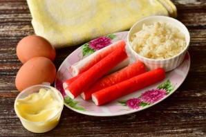 Крабовые палочки фаршированные рисом и яйцом