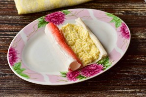 Крабовые палочки фаршированные рисом и яйцом