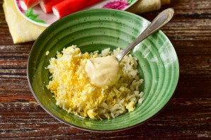 Крабовые палочки фаршированные рисом и яйцом