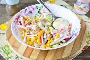 Крабовый салат с икрой мойвы Крабовый салат с икрой мойвы