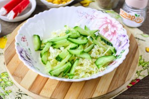 Крабовый салат с икрой мойвы Крабовый салат с икрой мойвы