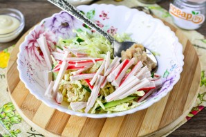 Крабовый салат с икрой мойвы Крабовый салат с икрой мойвы