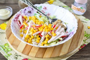 Крабовый салат с икрой мойвы Крабовый салат с икрой мойвы