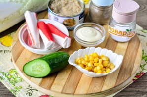 Крабовый салат с икрой мойвы Крабовый салат с икрой мойвы