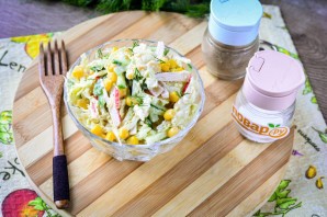 Крабовый салат с икрой мойвы Крабовый салат с икрой мойвы