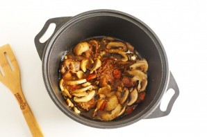 Кролик в грибном соусе