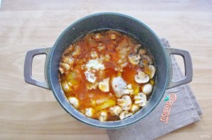 Курица в вине по-французски