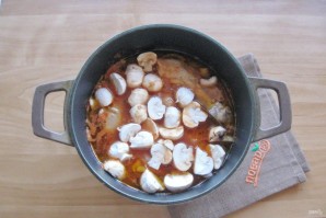 Курица в вине по-французски