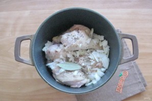 Курица в вине по-французски