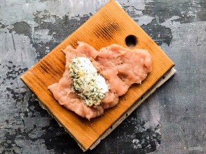 Куриные рулетики с творогом и зеленью в духовке Куриные рулетики с творогом и зеленью в духовке