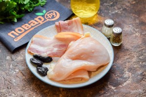 Куриные рулетики в беконе с черносливом Куриные рулетики в беконе с черносливом