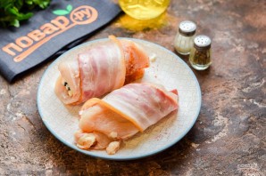 Куриные рулетики в беконе с черносливом Куриные рулетики в беконе с черносливом