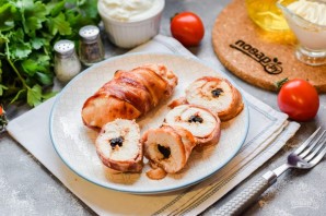 Куриные рулетики в беконе с черносливом Куриные рулетики в беконе с черносливом