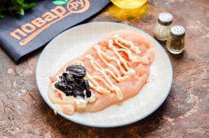 Куриные рулетики в беконе с черносливом Куриные рулетики в беконе с черносливом