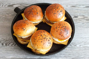 Макмаффин с яйцом и свиной котлетой