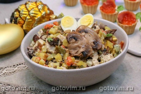 Машеровский салат с жареными грибами и курицей