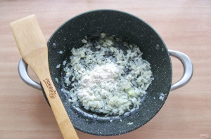 Мясные рулетики в сметанном соусе