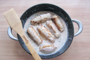 Мясные рулетики в сметанном соусе