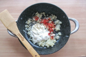 Мясные рулетики в сметанном соусе